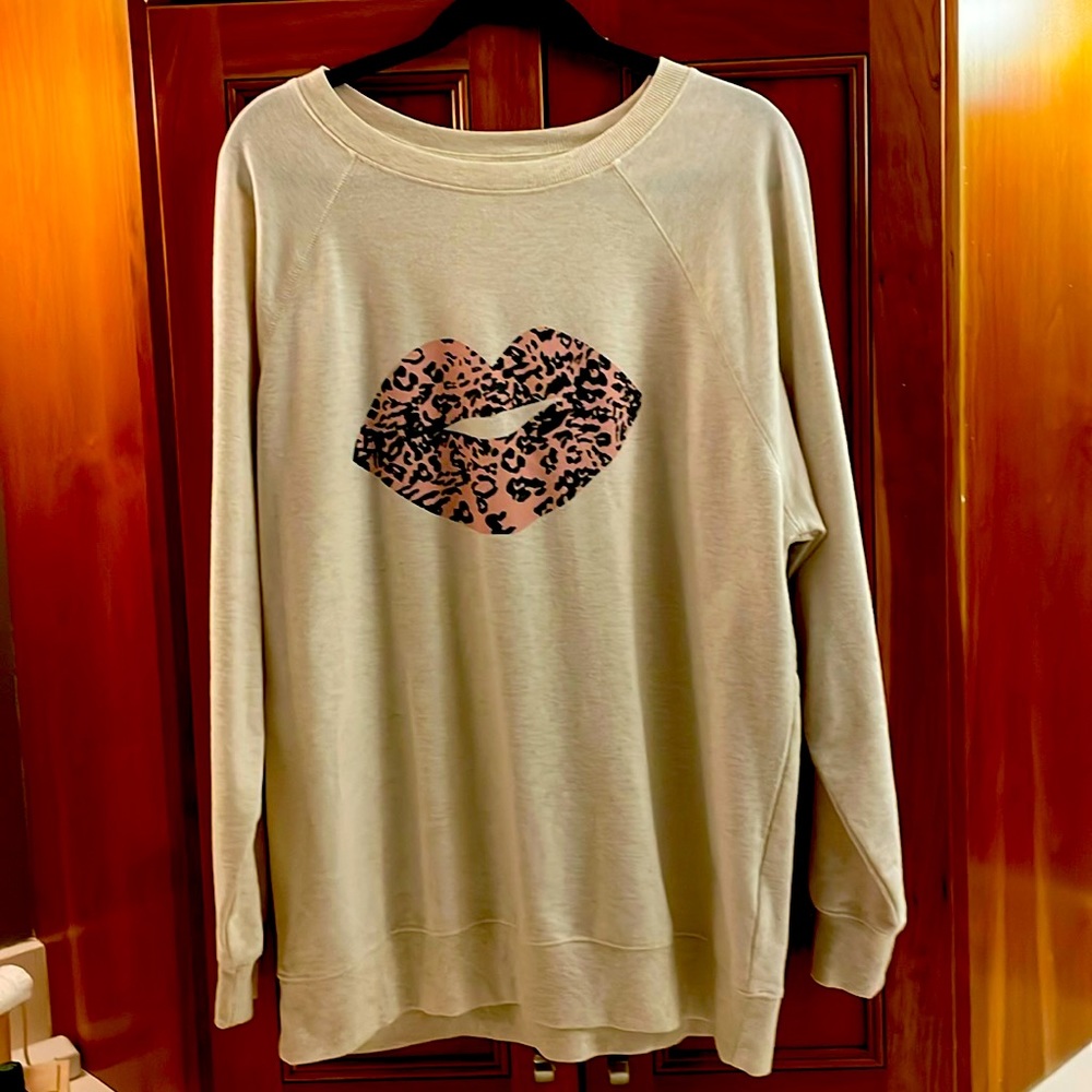 Wildfox Cheetah Kiss Lips Oversized Sweatshirt Cream Pink Size Medium